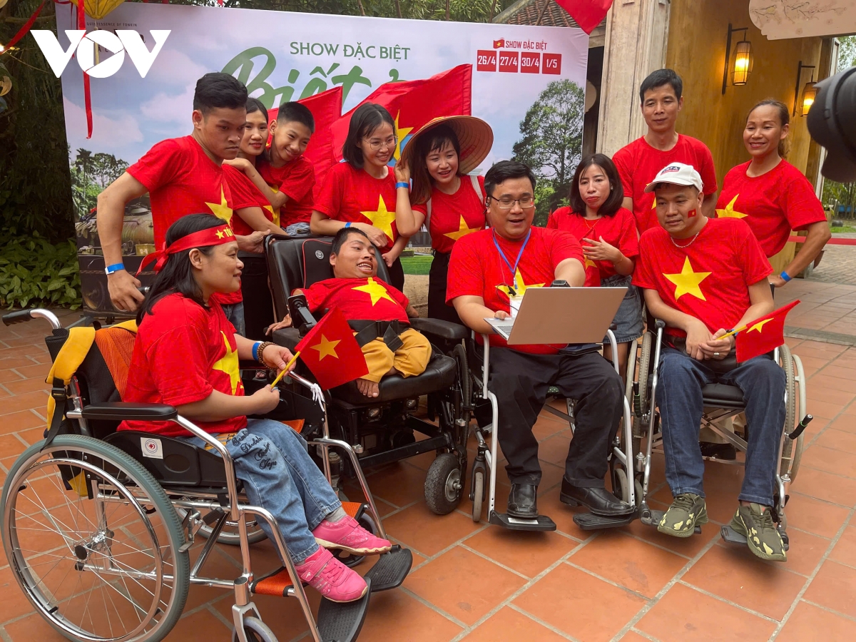 Nghị lực vượt lên số phận của chàng trai mắc bệnh xương thủy tinh